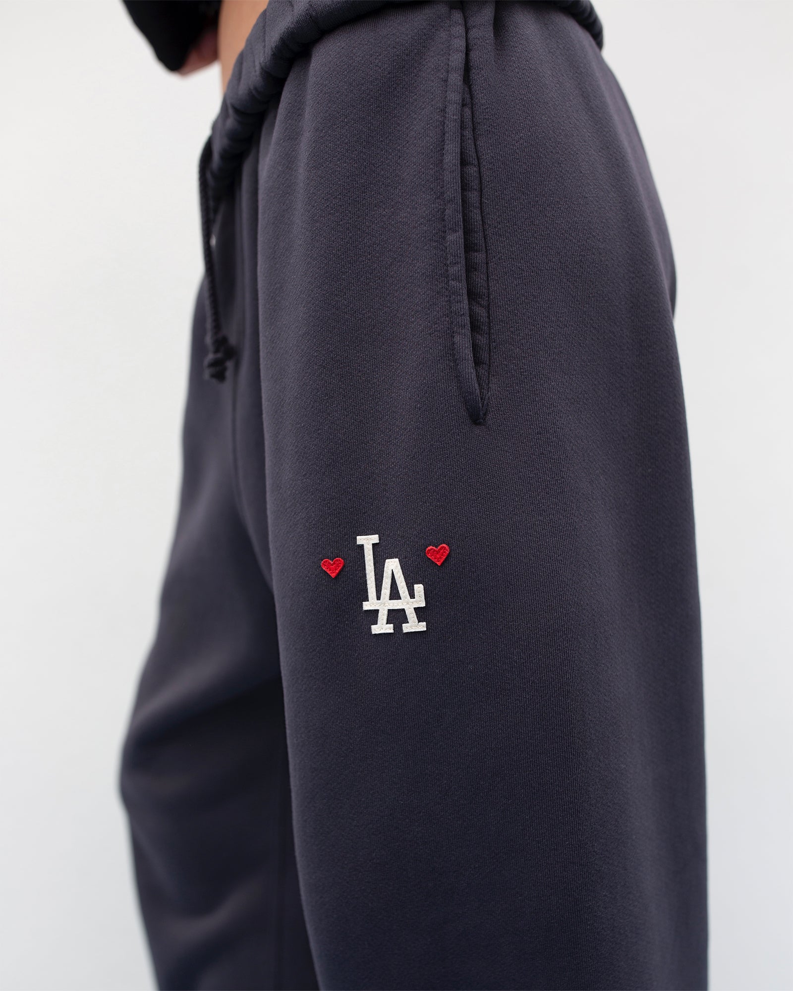 2415-dodgers-heart-fleece-sweatpant-1.webp